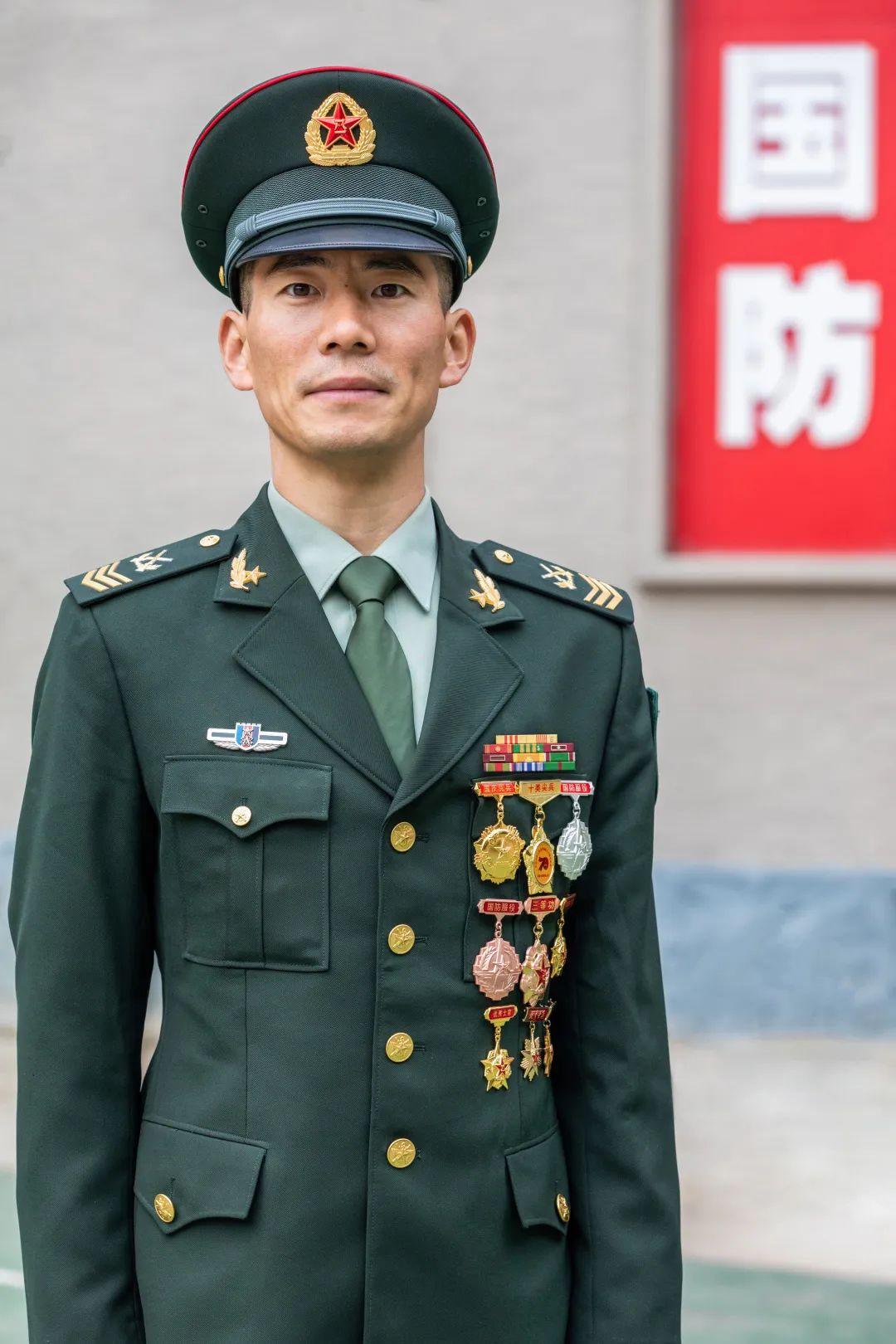 軍士長(zhǎng)和上尉哪個(gè)職位更高？深度解析兩者差異，軍士長(zhǎng)與上尉職位對(duì)比，深度解析差異與級(jí)別高低