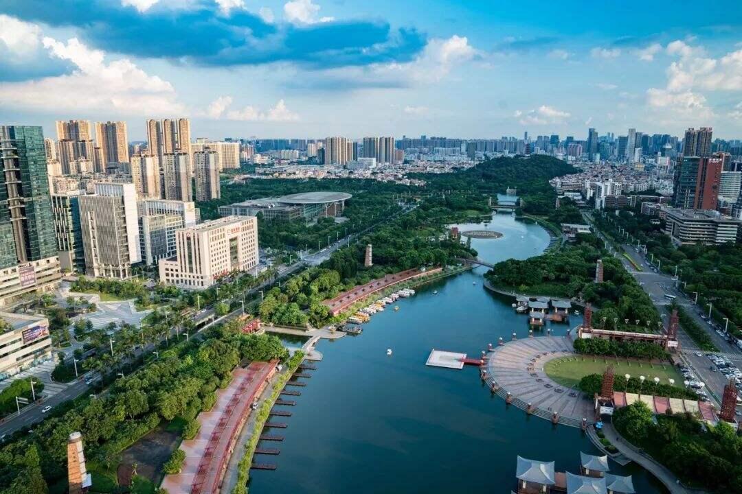 新澳門2025年正版免費(fèi)公開，探索未來的機(jī)遇與挑戰(zhàn)，澳門未來展望，機(jī)遇與挑戰(zhàn)并存（2025正版免費(fèi)公開）