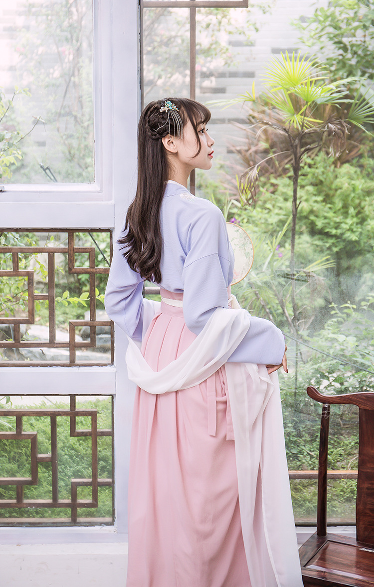 關(guān)于漢服女裝與時(shí)尚魅力的探索——不露整只奶的優(yōu)雅風(fēng)采，探索漢服女裝時(shí)尚魅力，優(yōu)雅風(fēng)采，不露整只奶的韻味